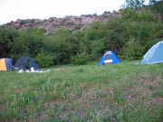 Южный Буг. Палатки на фоне зеленой травки и скал смотрелись красиво